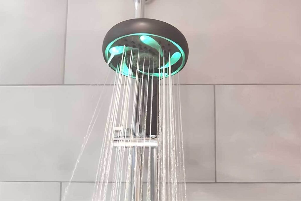 Fini le détartrage pénible : ce geste avec un sachet plastique nettoie votre pommeau tout seul