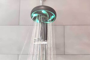 Fini le détartrage pénible : ce geste avec un sachet plastique nettoie votre pommeau tout seul