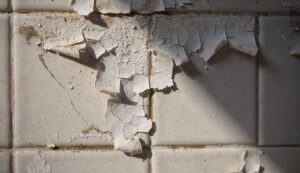 Peinture qui s’écaille sur le carrelage : cette étape oubliée qui ruine tout